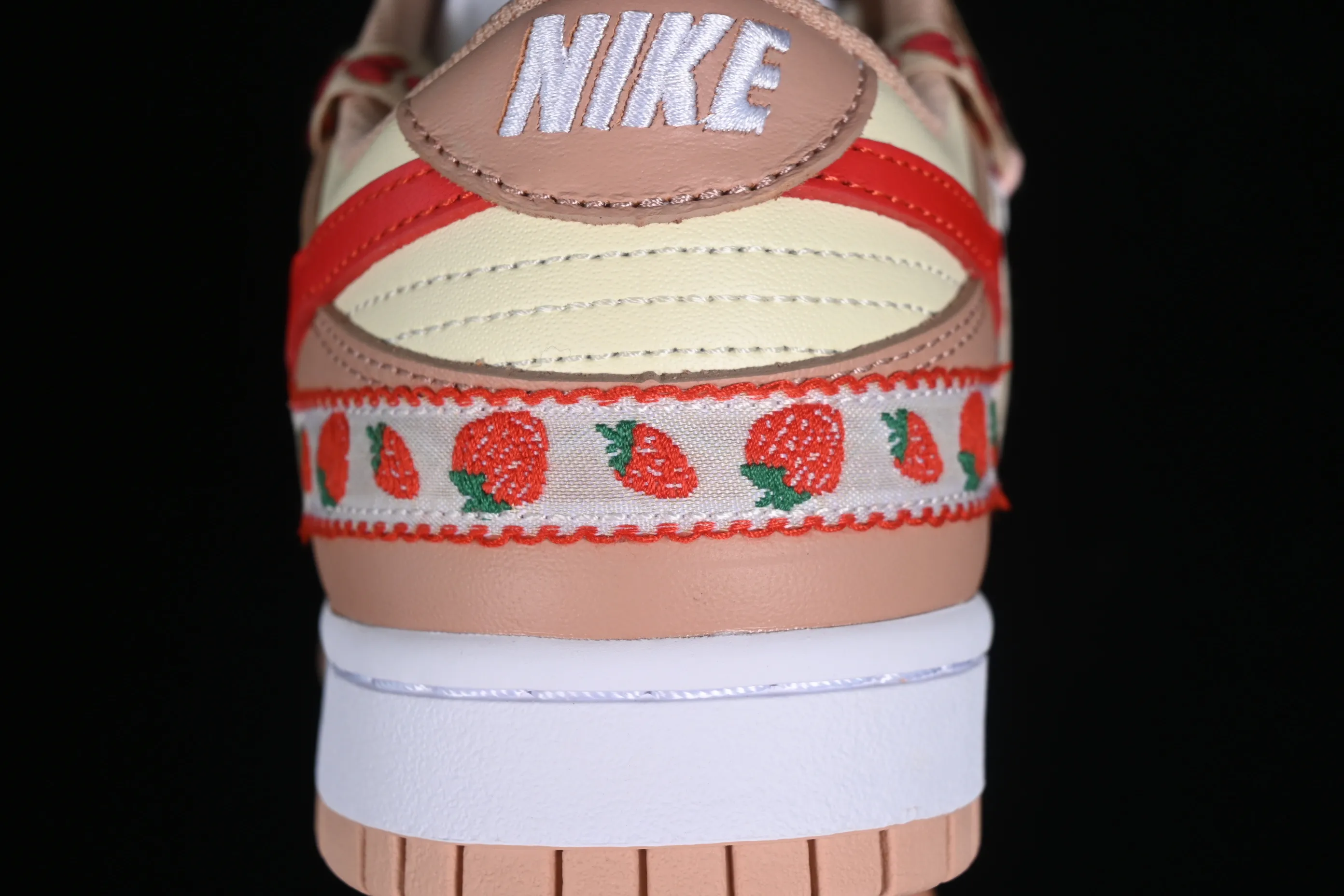 All Categories Nk SB Dunk Series Nk SB Dunk Low Low-top sneakers Nk Dunk Low Christmas gift Strawberry cake SB strappy low-top casual sneakers DD1503-118